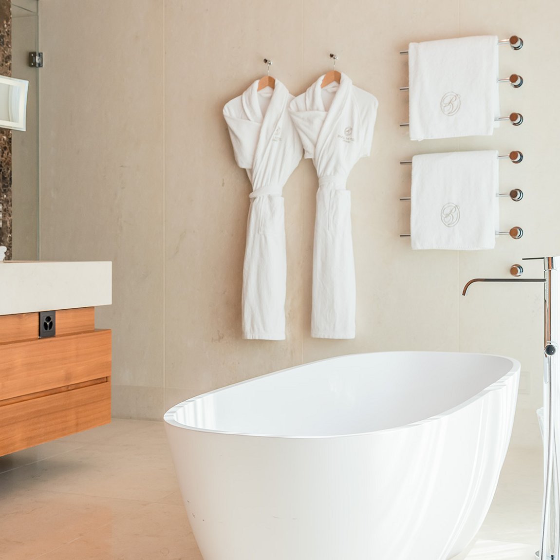 Residence 306 – Bathroom with bathtub